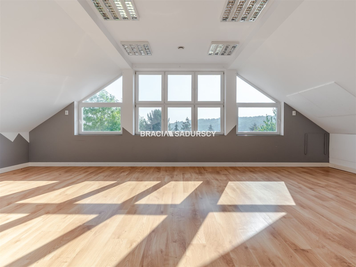 Budynek usługowy i hala – 465 m² - Kraków - Więcej