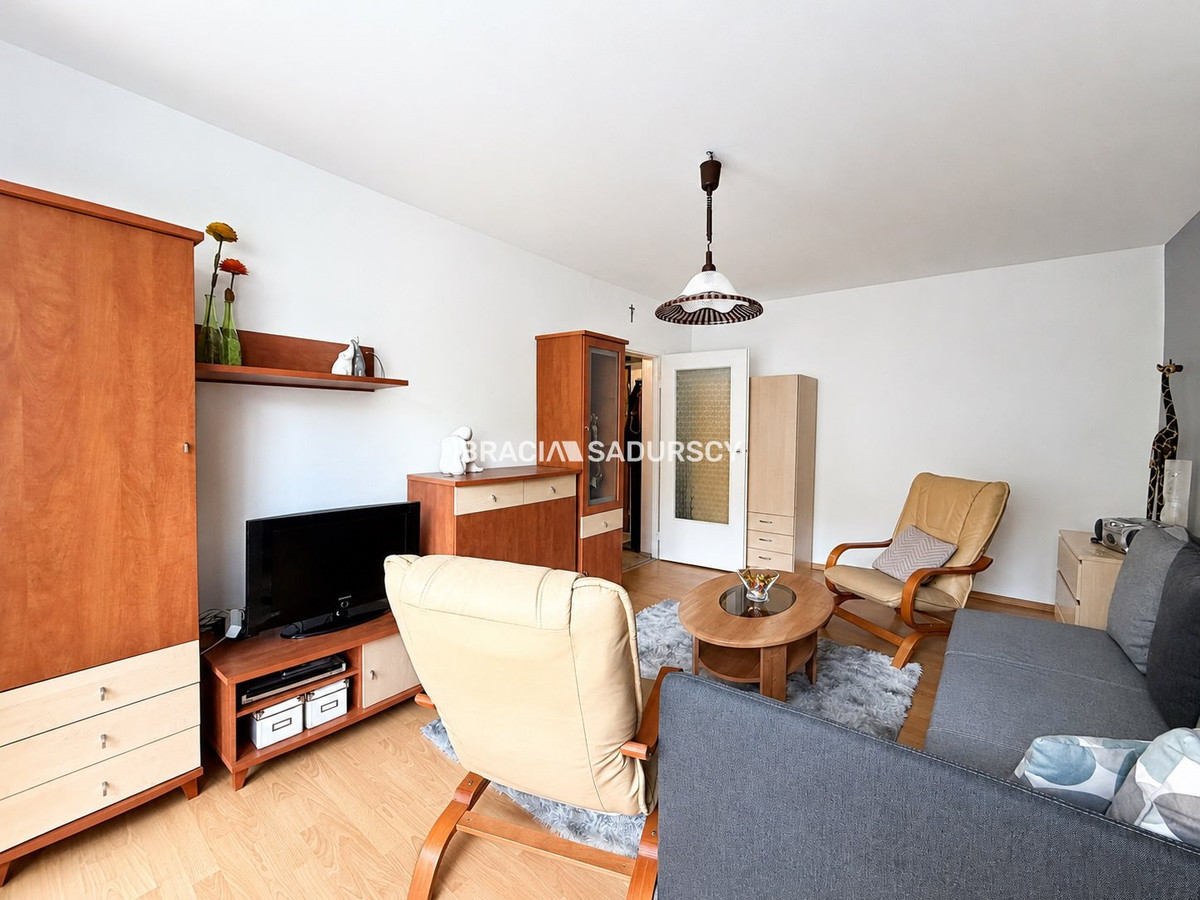 Kawalerka z osobną kuchnią, 37 m², balkon - Więcej