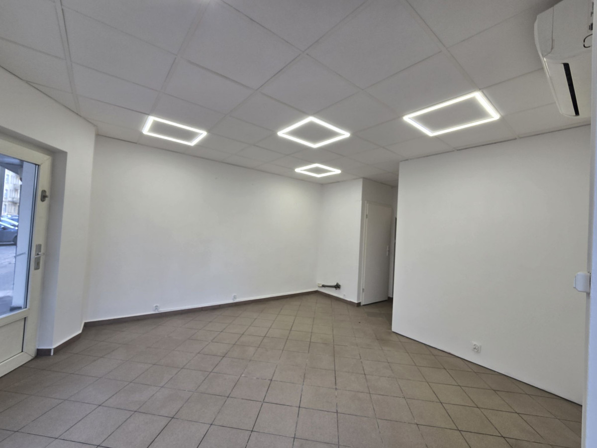 ŁÓDZKA / WESOŁA, lokal dwupoziomowy, 70 m², witryna, biuro, usługi itp - Więcej