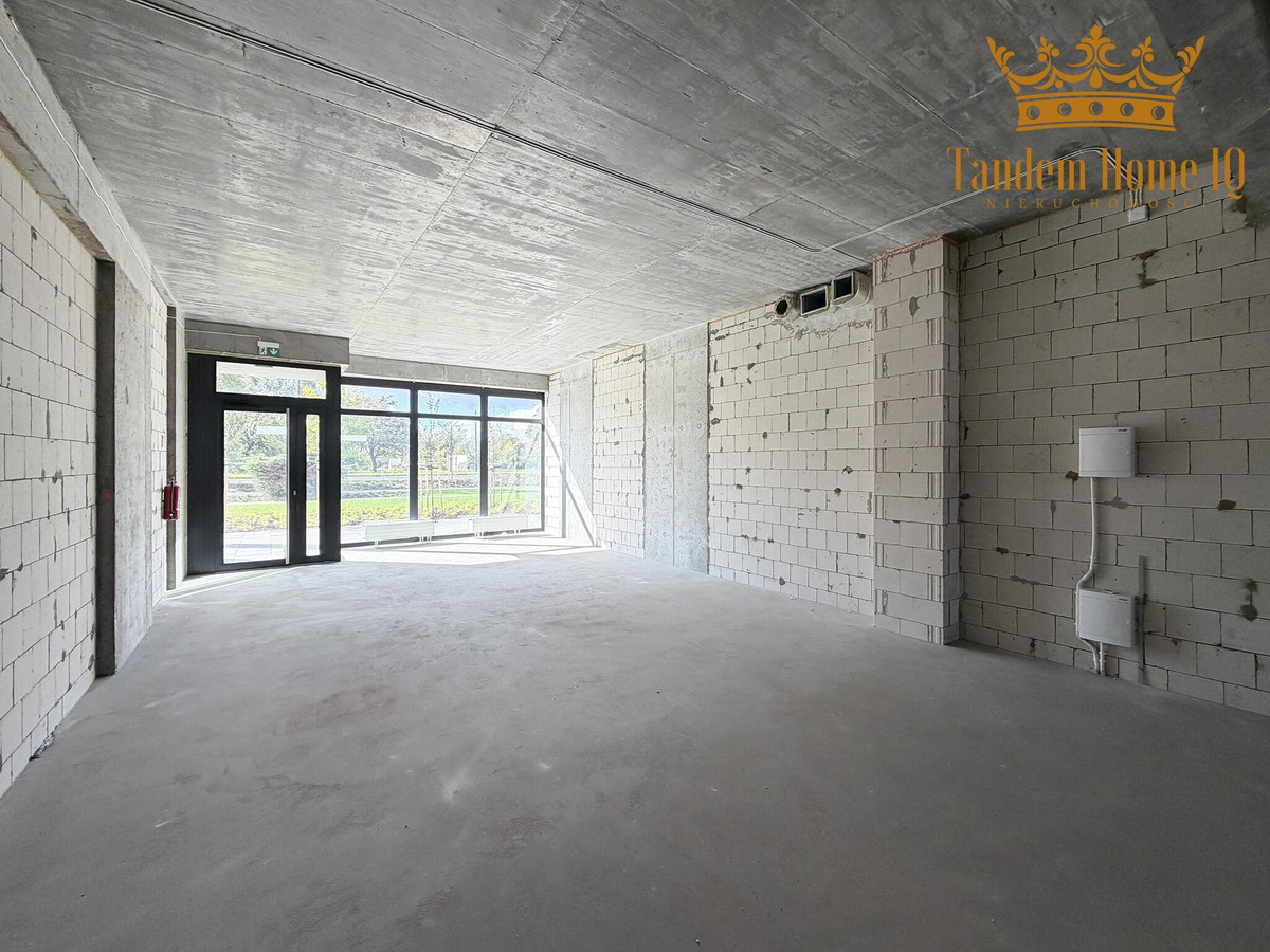 Na wynajem lokal usługowo-handlowy 105 m² Praga Północ widoczny z ulicy - Widok 3