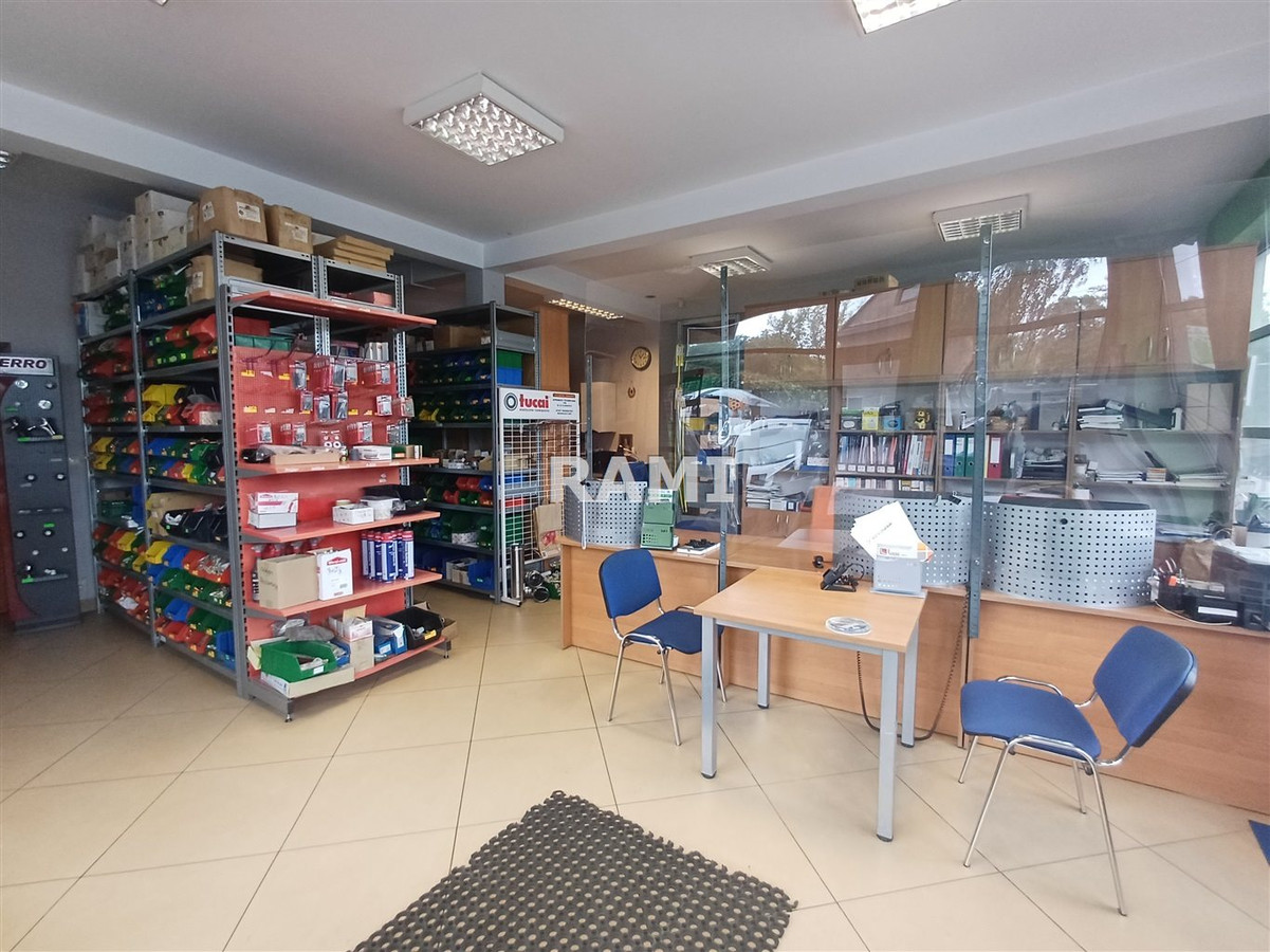 Lokal handlowo usługowy, plus magazyn, parking, teren ogrodzony - Widok 4