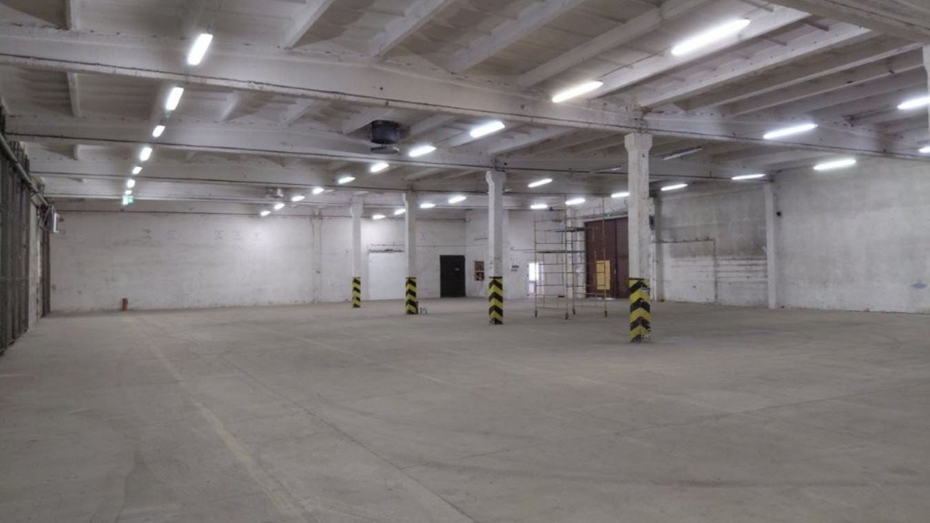 Lokal, 911 m²