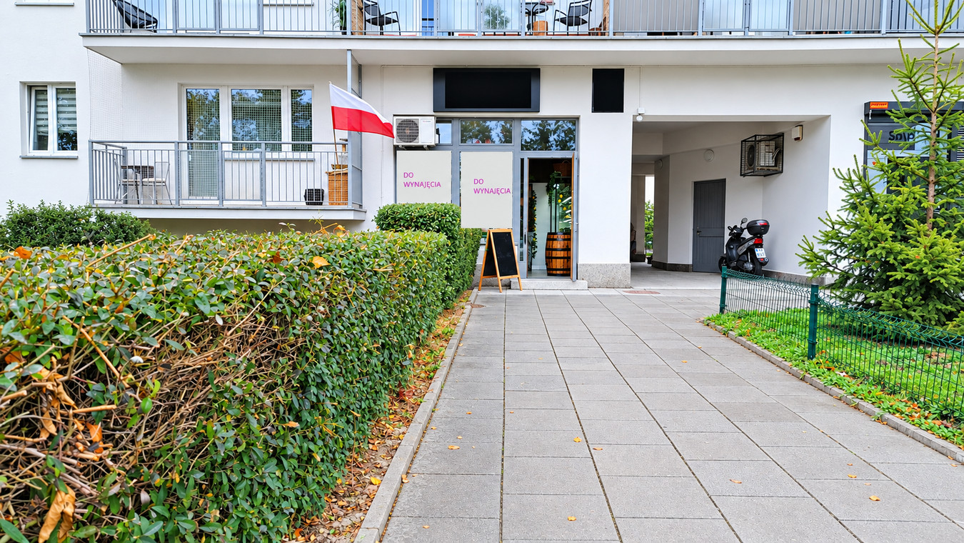 Lokal parterowy - wejscie od ulicy - parking