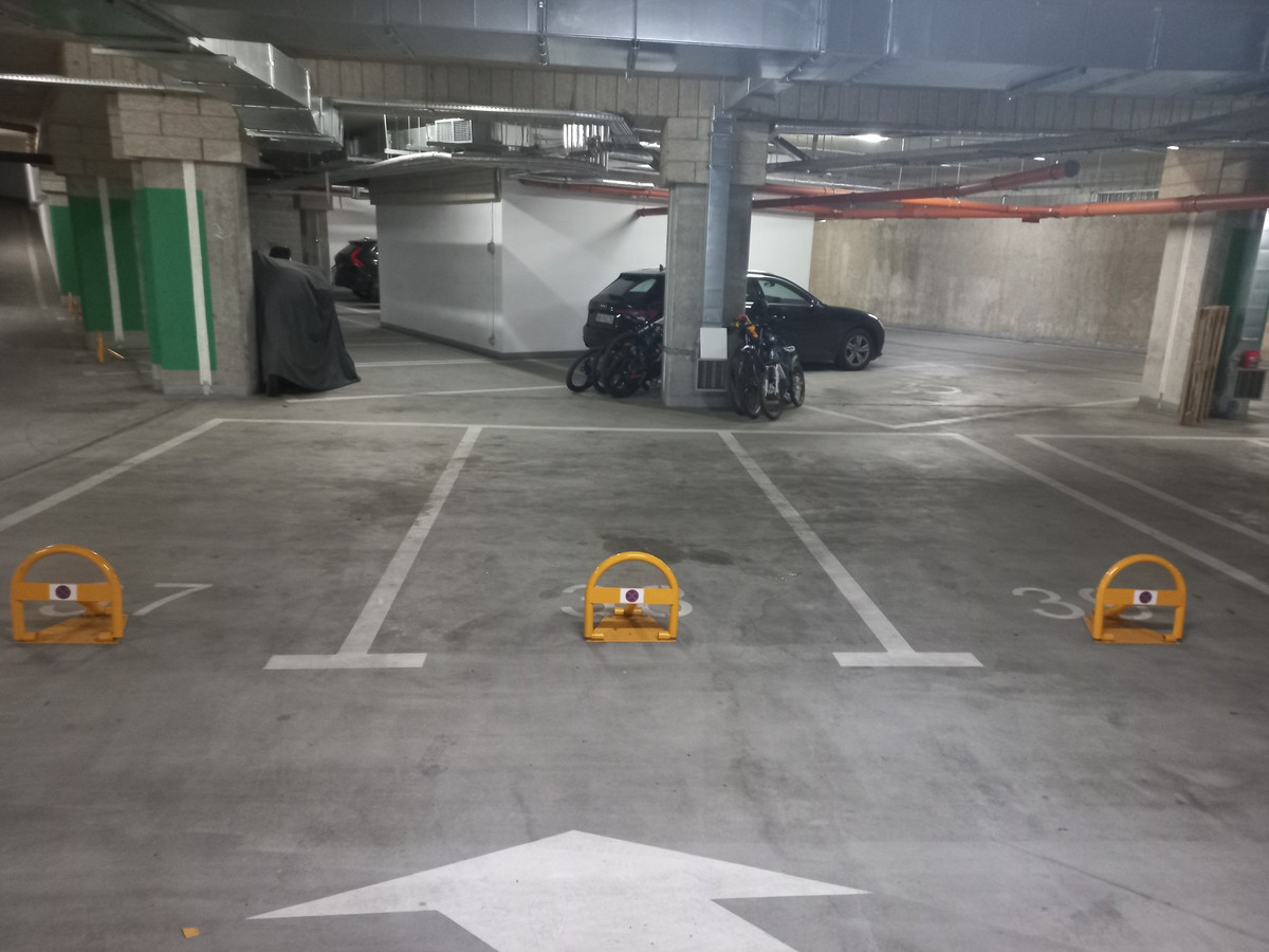 Miejsca Parkingowe (8min spacerem od metra) - Widok 2
