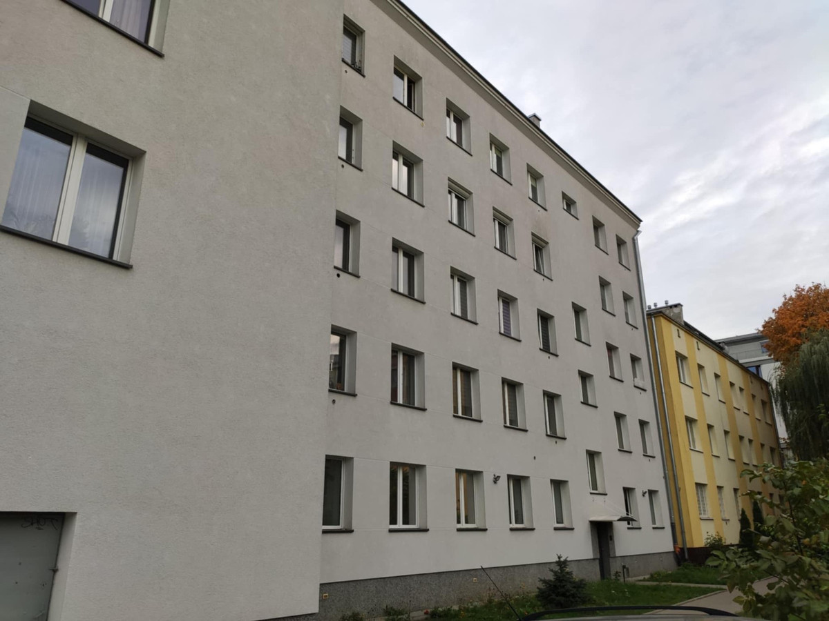 Kawalerka z oddzielną kuchnią w kamienicy do generalnego remontu - Więcej