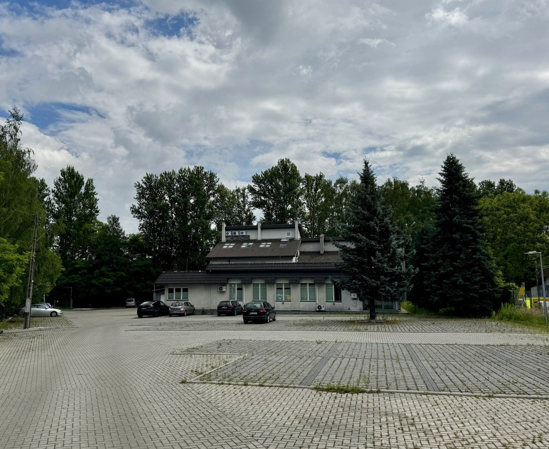Budynek biurowy z dużym parkingiem w Katowicach